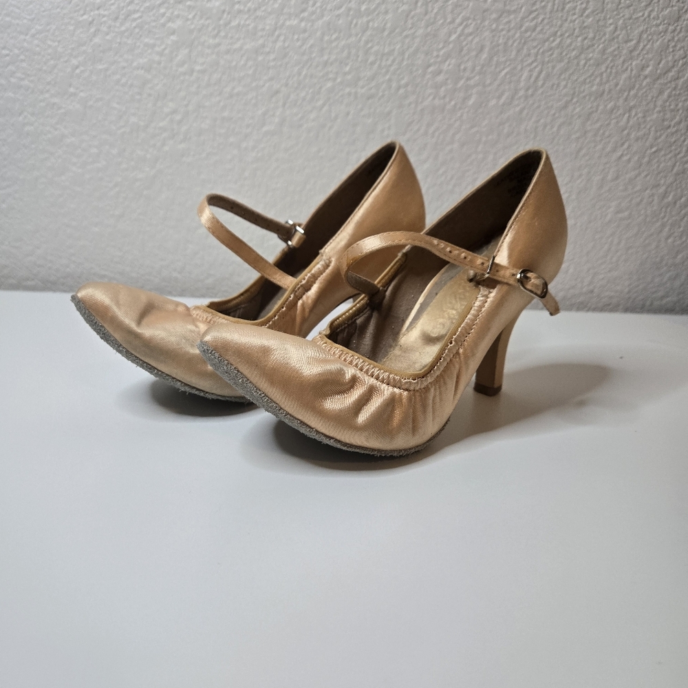 Used Capezio Smooth Shoes Size 5.5M